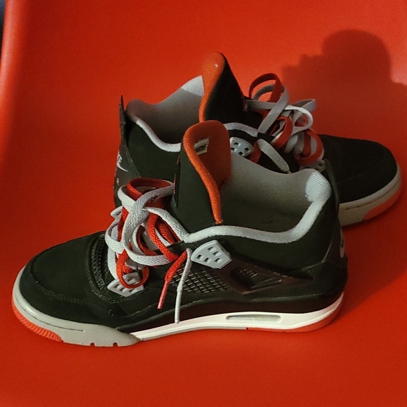 Practically brand new Air Jordan 4's OG 'Bred Cement Grey, Size 6 in men's. - Picture 4 of 4